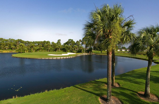 Golfing, Waterfront, near Beach, Approach Shot