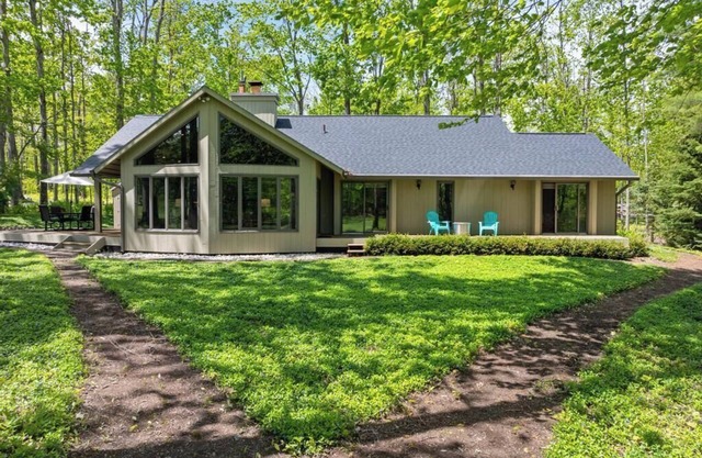 Golfview Greens: 3 BR, 3 BA in Harbor Springs , Sleeps 6