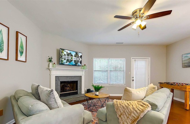 Good Karma Rentals- Newly Renovated! 2 BDR Kennesaw house, Close to KSU, Malls,