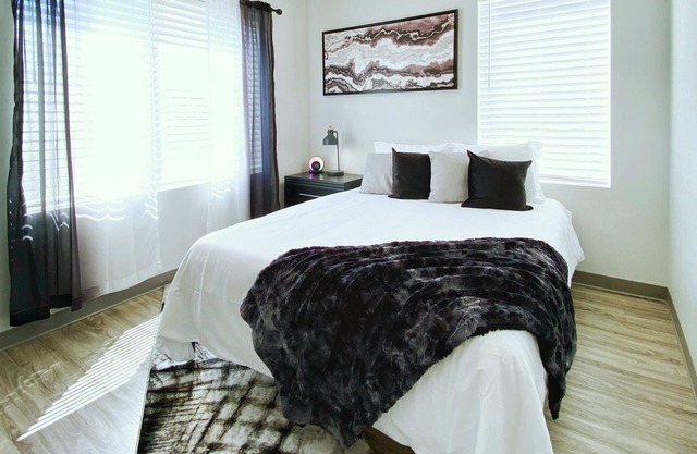 Good Vibes Suite in East! 4 bd! 8 min ->DT!