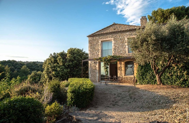 GORDES a stone BASTIDE with swimming pool in the village itself - RESTANQUE 2
