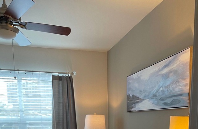 Gorgeous 2 Bed apartment w/ clean & modern Decor.