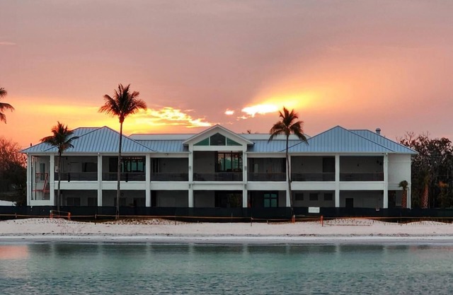 Gorgeous 2-bedroom condo in lovely Bonita Springs with AC with spectacular view.