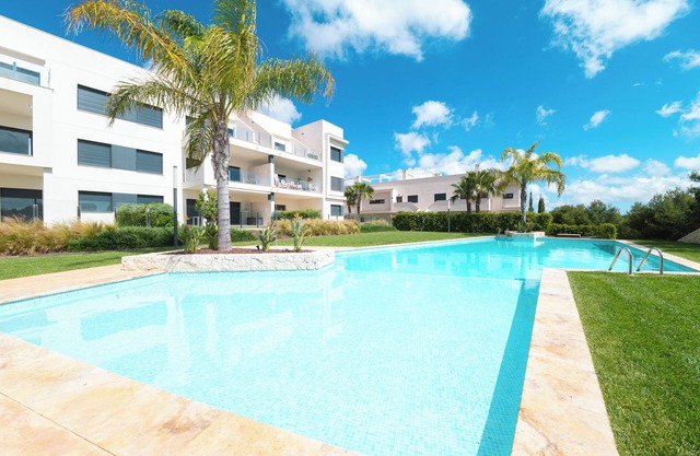 Gorgeous 2-Bedroom Apartment w/Golf, Views & Pool