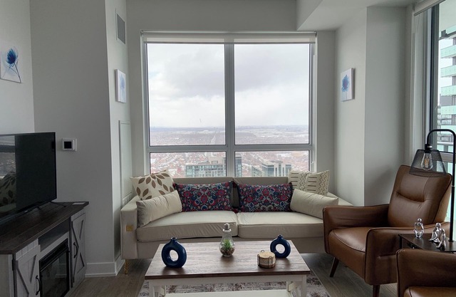 Gorgeous 2 BR, 2Bath in heart of Mississauga (square one area