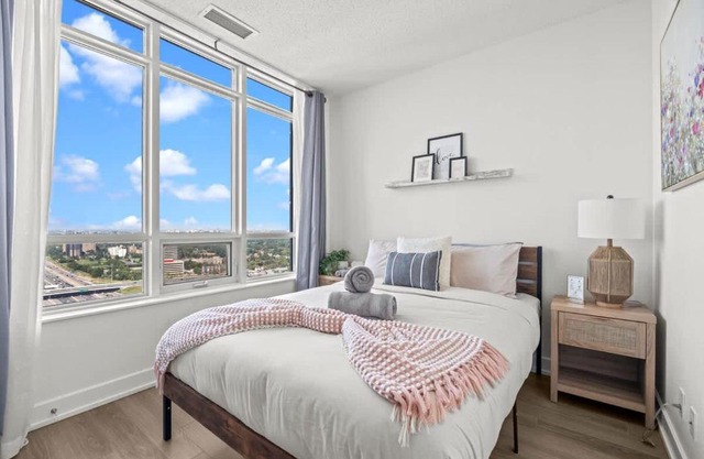 Gorgeous 2BR Suite near Airport and Downtown Toronto