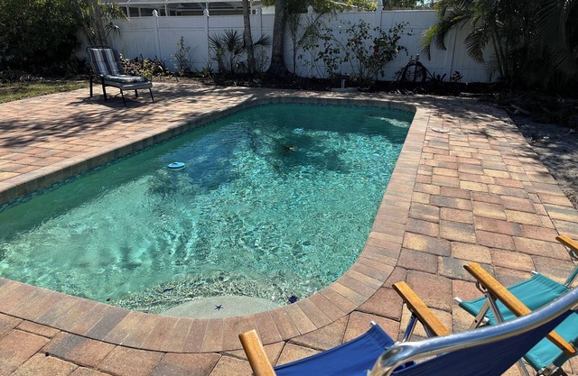 Gorgeous 3/2 in Sarasota. Dog friendly, inground pool. 20 Minutes to Siesta Key!