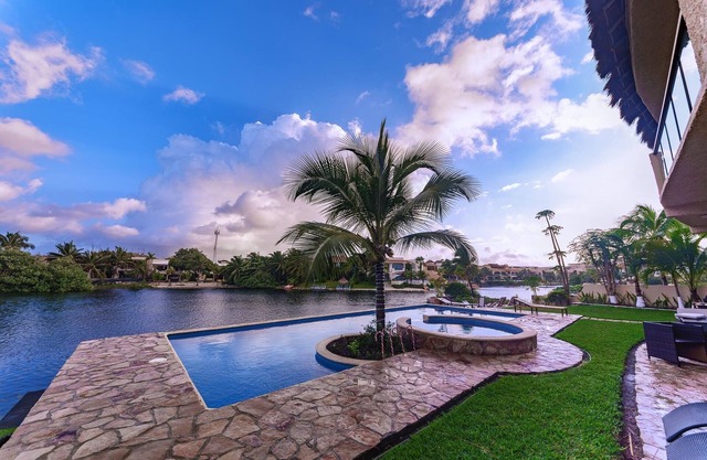 Gorgeous 3 Bdrm Lagoon Condo Pool Wifi Kayak paddle boards Golf Cart Available