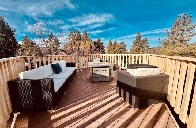 Gorgeous 3-BR cabin in Big Bear Lake with Hot Tub, WiFi, Pool Table, Great Views