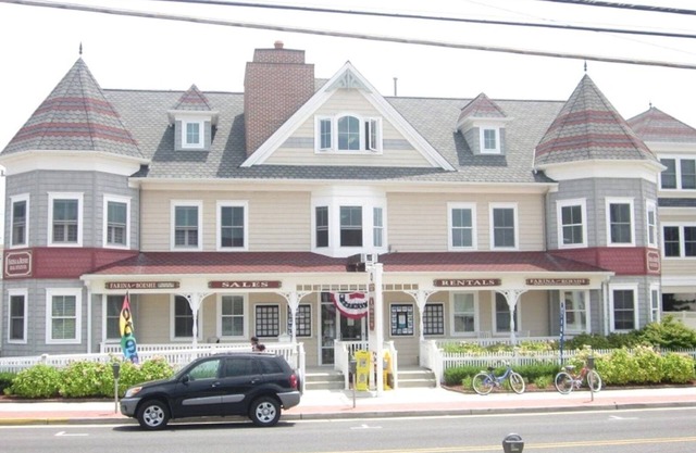 Gorgeous 3 Floor, 4 Bedroom, 4 Bath Beach Block Condo in the Heart of Sea Isle!