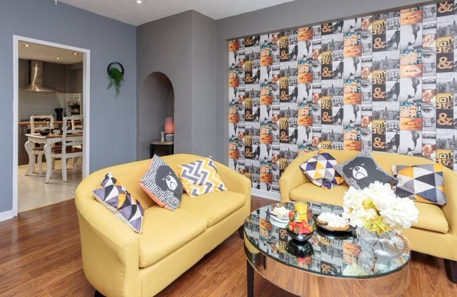 Gorgeous 3BD 15 to city centre free Parking