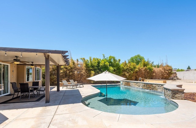 Gorgeous 4-Bdrm Home/Heated Pool/Quite Neighborhood/Fireplace/Fast Internet