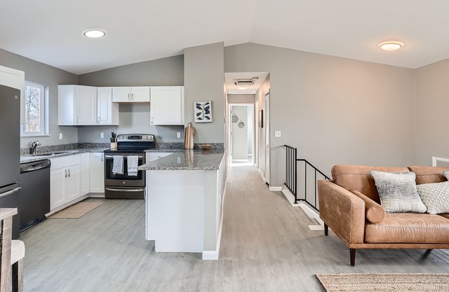 Gorgeous 4 bed/2 bath Home Near the Foothills