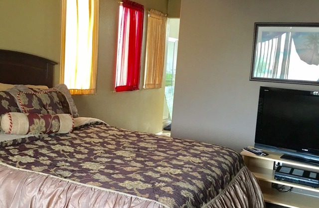 Gorgeous 5 bedroom House 10 mins from strip