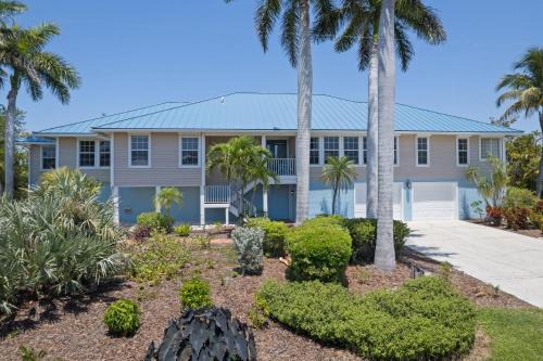 Gorgeous 5 Bedroom Home with Heated Pool and Spa