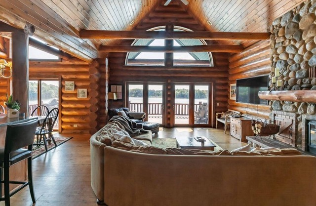 Gorgeous 7 bdrm loglodge fireplaces sauna hottub sleeps 24 great view pier boats