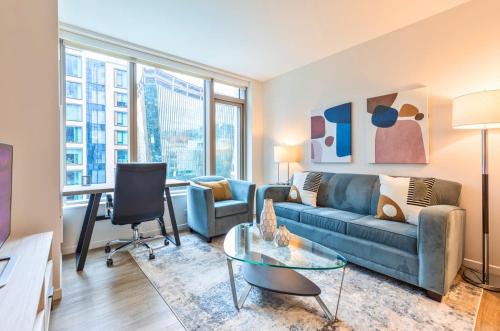 Gorgeous Apt with Pool Views