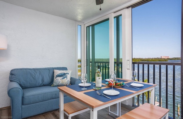 Gorgeous Bay View, WiFi/Cable, Walk to Beach, 2 Heated Pools, Tennis/Pickleball | Updated Baths!