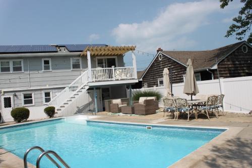 Gorgeous beach house with large pool & private beach, just 3 blocks away!