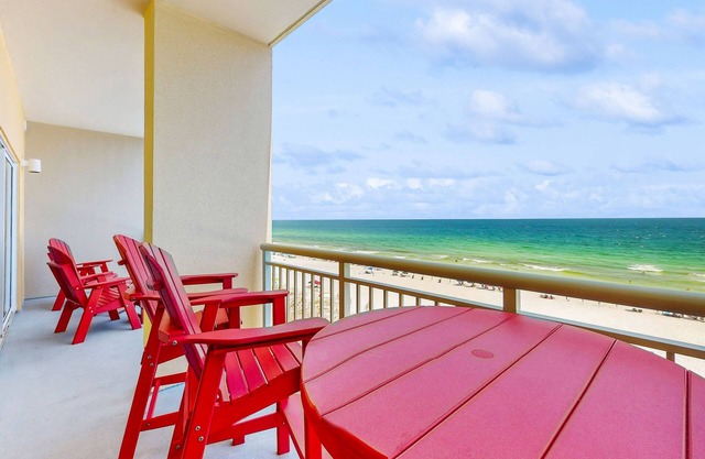 Gorgeous beachfront condo with pool, hot tub, gym, W/D & AC - access to beach