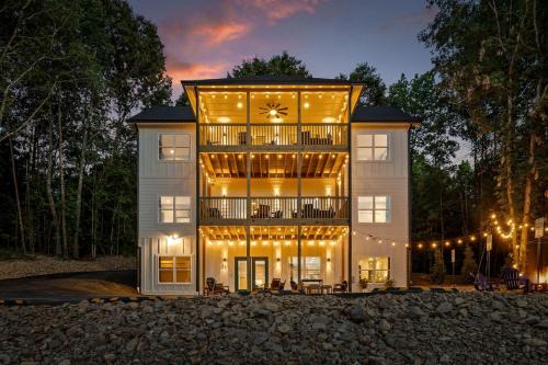 Gorgeous Cabin Surrounded by Trees in Fairview, Georgia
