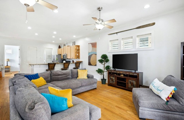 Gorgeous coastal home, Washer dryer, Wifi and close to beach access