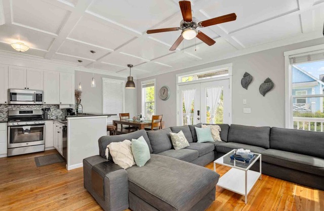 Gorgeous Coastal Bella Beach Escape, Pet Friendly, Private Deck w/Hot Tub, Short Walk to Beach
