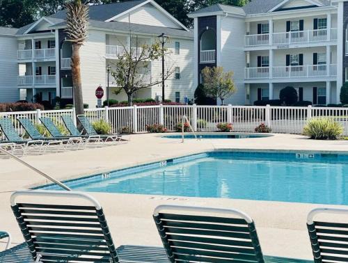 Gorgeous condo at River Oaks golf grounds