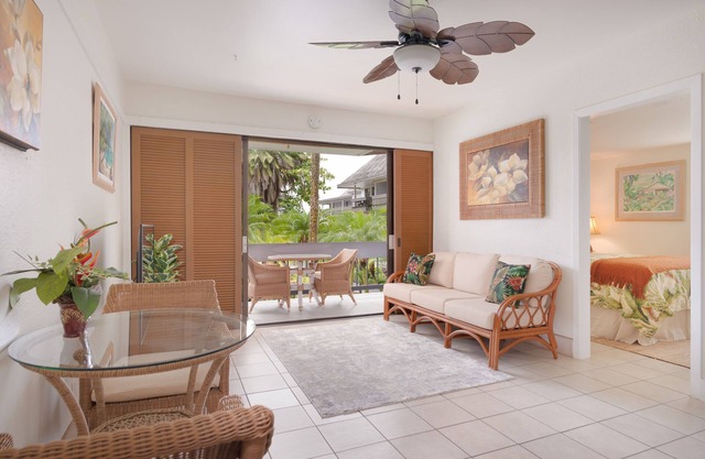Gorgeous condo with water view, pool, private lanai & full kitchen