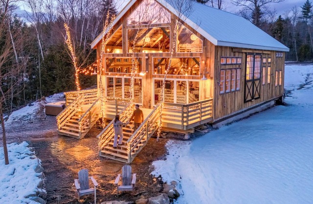 Gorgeous couples barn with WiFi & hot tub in lovely Londonderry
