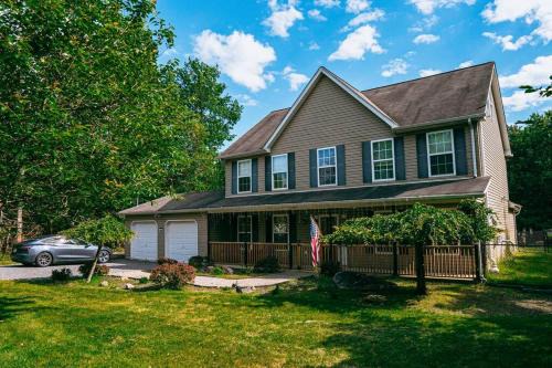 Gorgeous Cozy 5 Bedroom House with Hottub,Lake,Pool