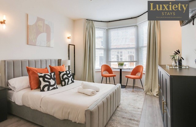 Gorgeous & Cozy Studio City Centre Nr High Street by Luxiety Stays