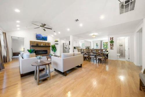 Gorgeous EST Mercedes Stdm 10-min Patio Slps 10