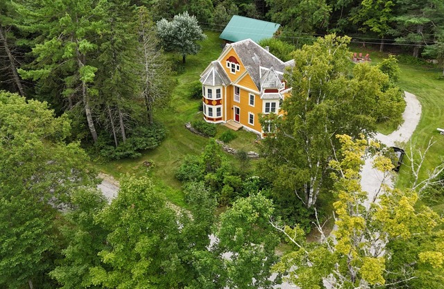 GORGEOUS FAMILY FRIENDLY VICTORIAN WITH ALL NATURAL CEDAR HOT TUB NEAR GORE MT