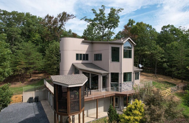 Gorgeous getaway: 10 private acres w/Hot Tub in GW forest near Shenandoah River