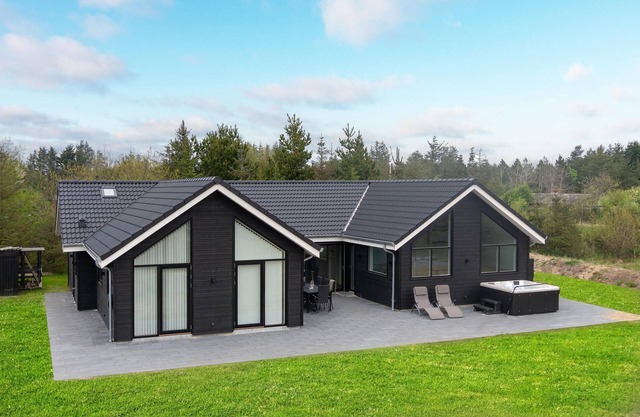 Gorgeous home in Blokhus with jacuzzi