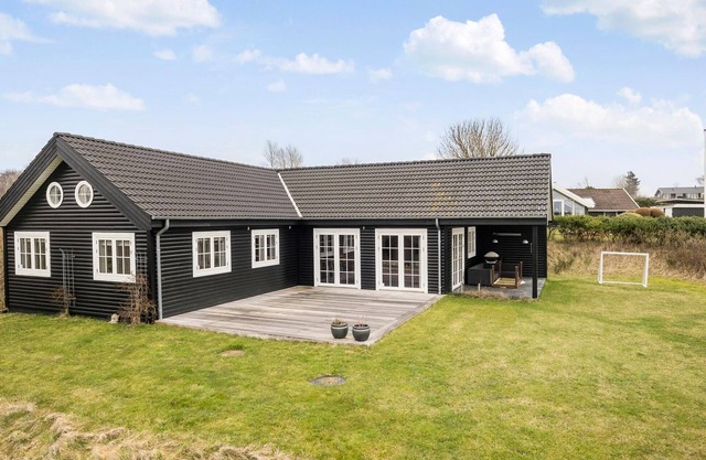 Gorgeous home in Fårevejle with kitchen