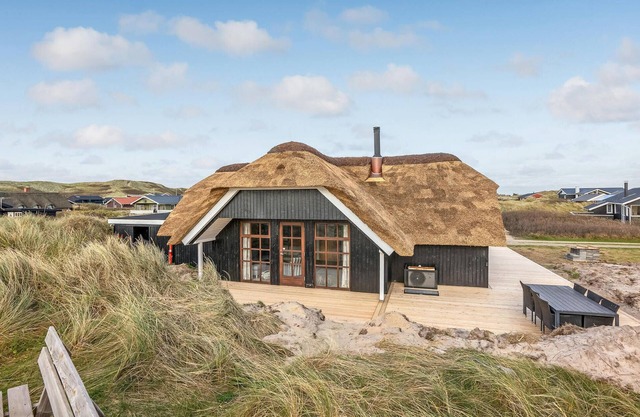 Gorgeous home in Hvide Sande with WiFi