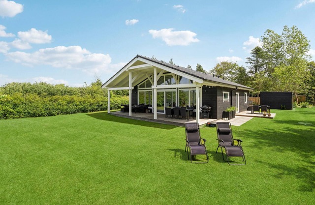 Gorgeous home in Thyholm with WiFi