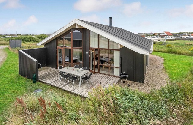 Gorgeous home in Ulfborg with WiFi
