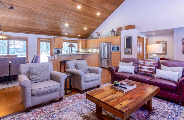 Gorgeous Home with AC, Gas Fireplace, Private Hot Tub, Ping Pong - DUTC17