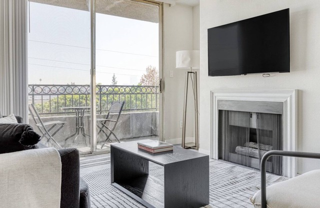Gorgeous Koreatown 2BR near 6th St bars & restaurants, by Blueground