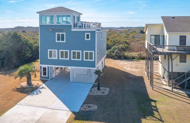 Gorgeous like-new oceanside home w/rooftop deck & stunning views!