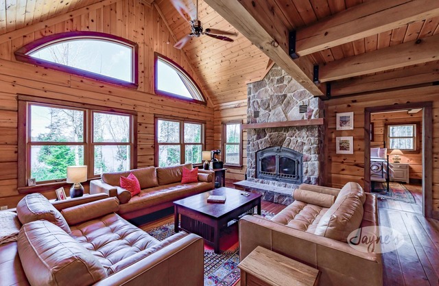 Gorgeous log cabin with 4+ bed 3 bath on Pine Lake!