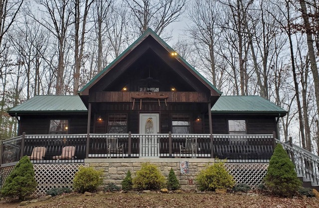 Gorgeous Luxury Chalet. Huge See-Thru Stone Fireplace. Private, Hot Tub, Wi-Fi.