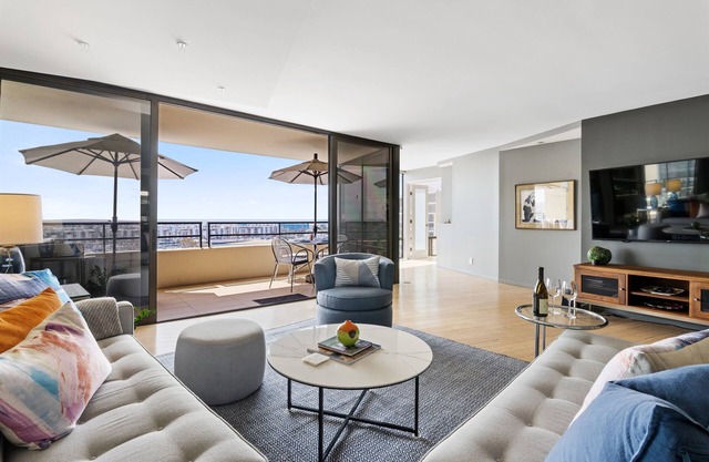 Gorgeous Luxury Highrise w/Marina/Ocean Views
