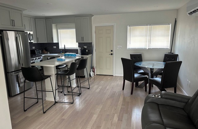 Gorgeous newly renovated 3 bedroom house in Mount Vernon AC WiFi high end apln