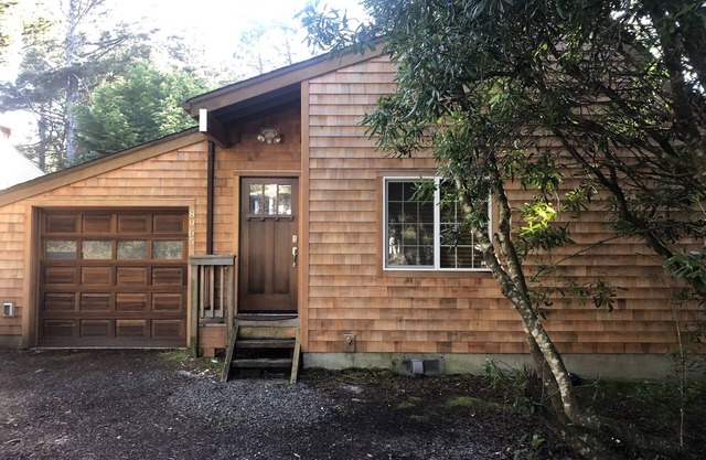 Gorgeous Oak & Cedar House 1/2 Block from Manzanita Beach!