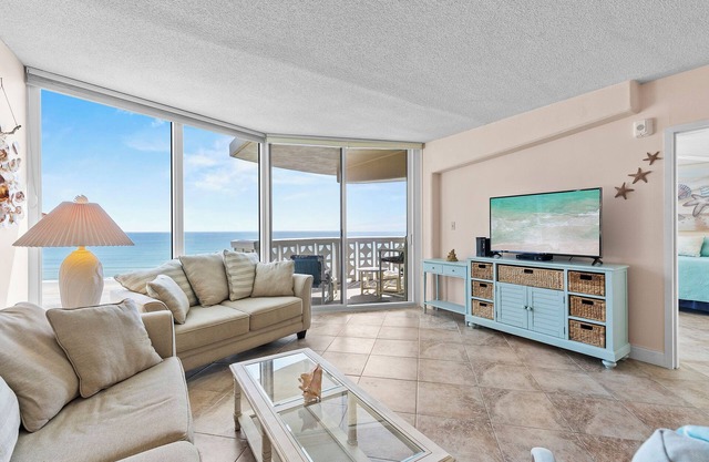 Gorgeous Oceanfront View! Walking distance to dining & shopping!