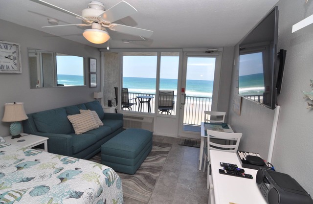 Gorgeous Oceanfront Studio Cozy Condo with Private Balcony.
